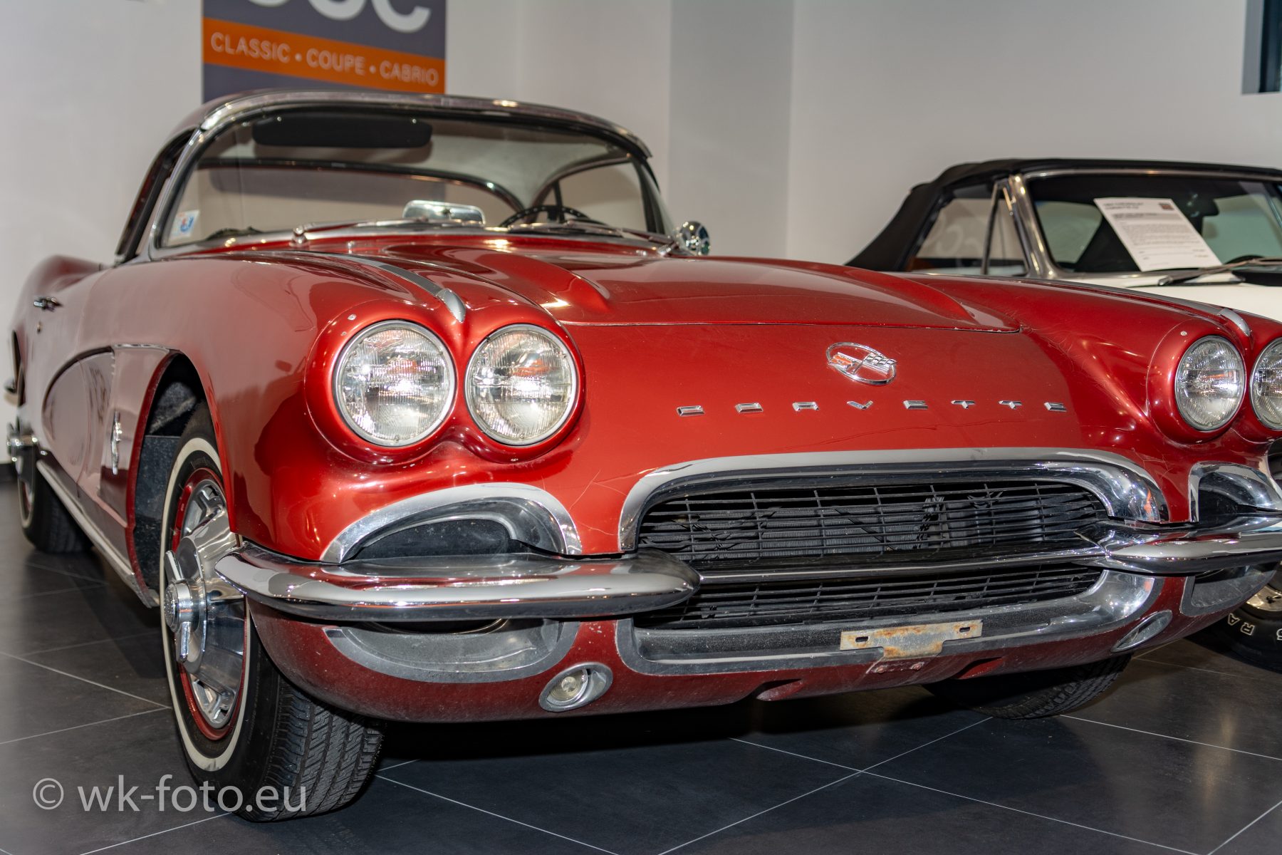 Rote klassische Chevrolet Corvette im Schauraum von CCC Automobil in Wien